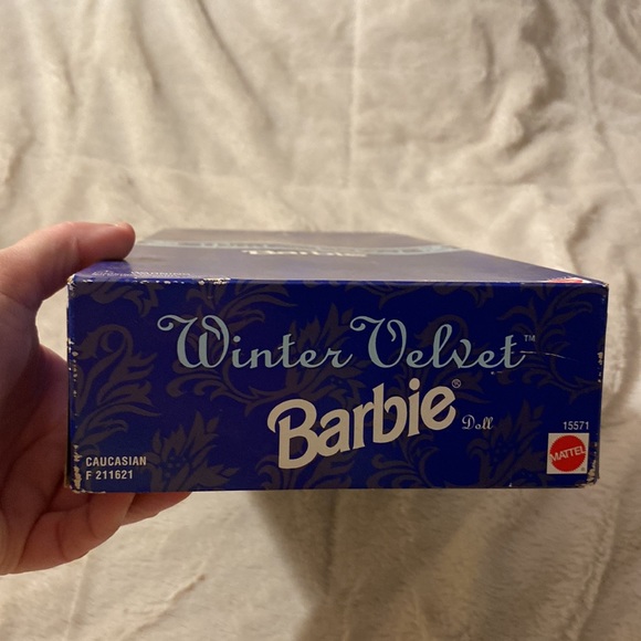 NRFB Vintage 1995 AVON ~ Winter Velvet Barbie Doll ❄️ - Picture 7 of 12
